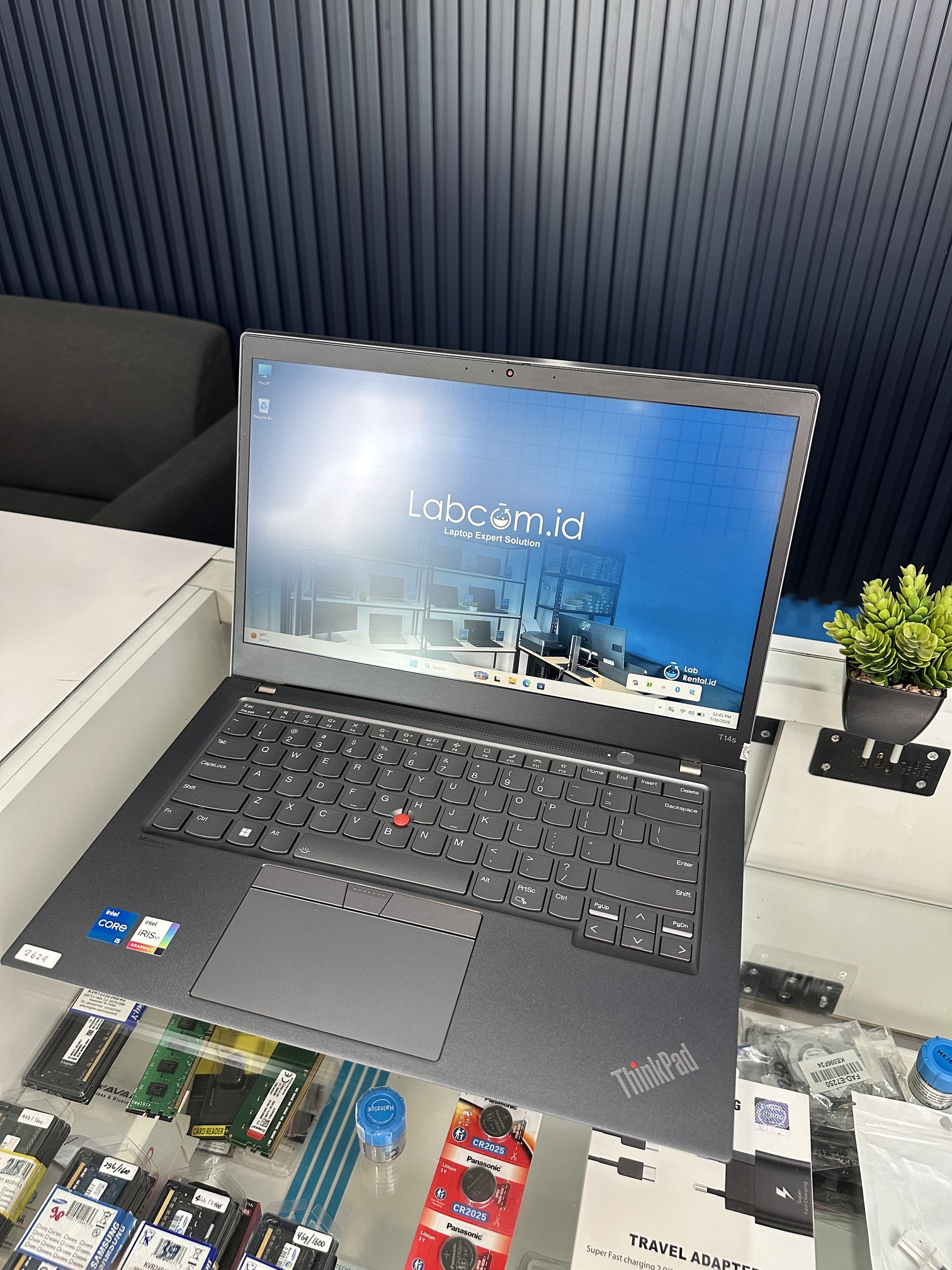 Lenovo Thinkpad T14s Gen 2 Prosesor Intel Core i5-1135G7 2.40GHz up to 4.2 GHz RAM 8 GB LPDDR4x up to 16 GB (Soldered) 4266 MHz SSD 256 GB M.2 NVMe VGA Intel Iris Xe Graphics 14" FHD Win 11